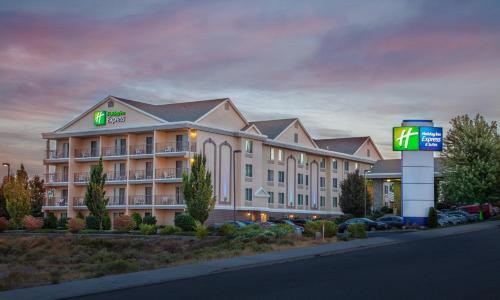 South Richland Hotel | Inviting Holiday Inn Express Hotel & Suites Richland Stay