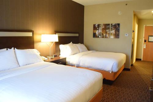 Watertown Hotel | Welcoming Holiday Inn Express Watertown with Pool & Ocean View