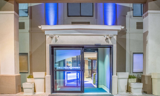 Howe Hotel | Guest Rated: Holiday Inn Express Howe with Pool & Breakfast