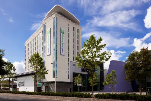 Hull Hotel | Explore Holiday Inn Express Hull City Centre: Family-Friendly Stay