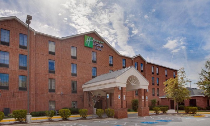 Lake Arbor Hotel | Convenient Holiday Inn Express I-95 with Pool & Breakfast