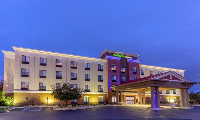 Indianapolis Hotel | Family-Friendly Holiday Inn Express Indianapolis with Pool & Spa