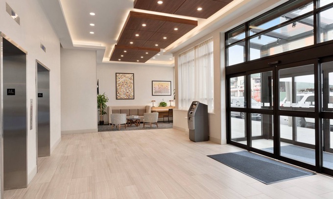 Queens Hotel | Comfortable Stay at Holiday Inn Express Jamaica, NYC