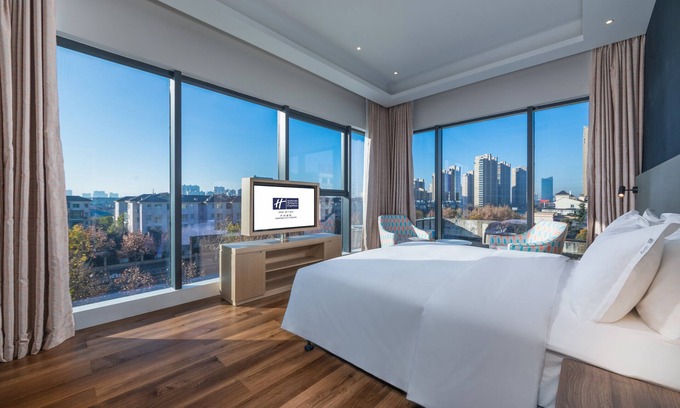 Gulou District Hotel | Top-Rated Holiday Inn Express Kaifeng City Center Awaits