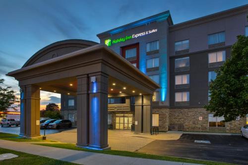 Kingston Hotel | Discover Holiday Inn Express Kingston Central with Pool & Hot Tub