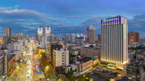 Wuhua Hotel | Discover Holiday Inn Express Kunming West: Family-Friendly Retreat