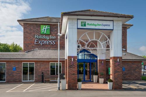 Lichfield Hotel | Welcoming Holiday Inn Express Lichfield with Family-Friendly Amenities