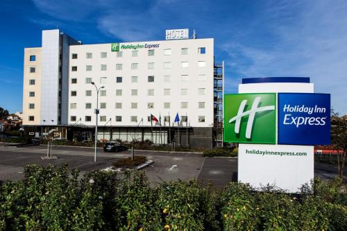 Paco De Arcos Hotel | Discover Holiday Inn Express Lisbon-Oeiras: Family Friendly Stay