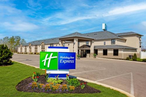 London Hotel | Convenient Holiday Inn Express London-I-70 with Family Amenities