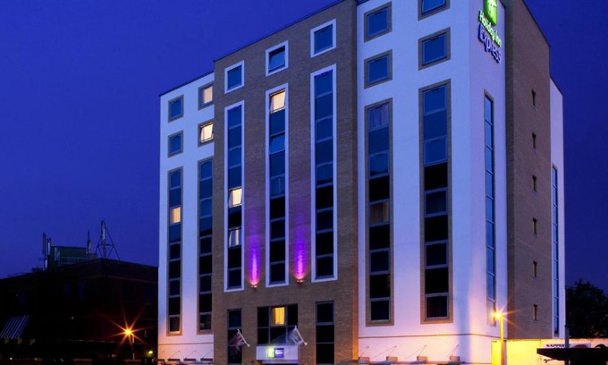 Watford Hotel | Welcoming Holiday Inn Express London - Watford Junction