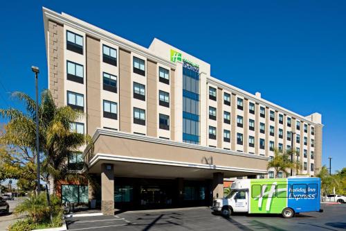 Los Angeles Hotel | Experience Comfort at Holiday Inn Express LAX Airport