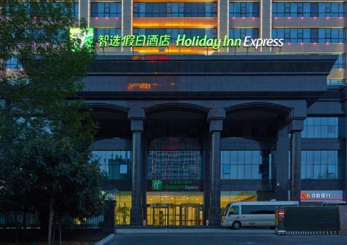 Luolong Hotel | Explore Holiday Inn Express Luoyang City Center, 4-Star Comfort