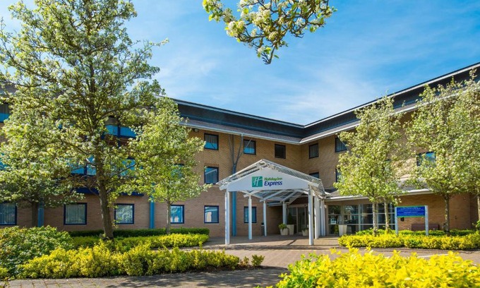 Willen Hotel | Comfortable Stay at Holiday Inn Express Milton Keynes