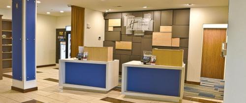 McComb Hotel | Discover Holiday Inn Express McComb: Pool & Breakfast Included