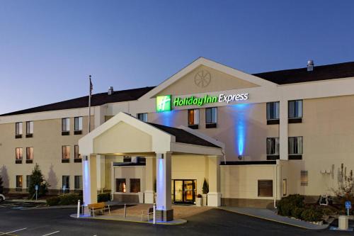Metropolis Hotel | Discover Holiday Inn Express Metropolis: Pet-Friendly Retreat