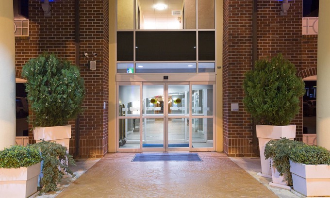 Minden Hotel | Discover Holiday Inn Express Minden: Top-Rated Amenities Await
