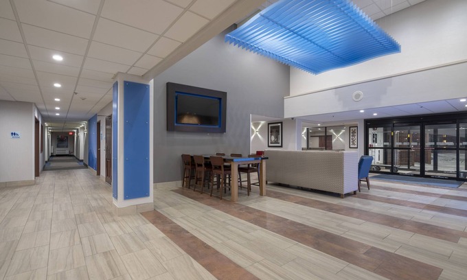 Coon Rapids Hotel | Inviting Holiday Inn Express Minneapolis with Pool & Spa