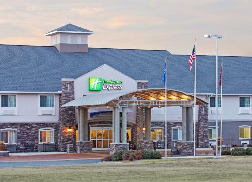 Monticello Hotel | Cozy Holiday Inn Express Monticello with Ocean View Pool