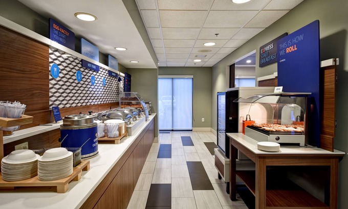 Middletown Hotel | Discover Holiday Inn Express Newport North - Family Friendly Stay