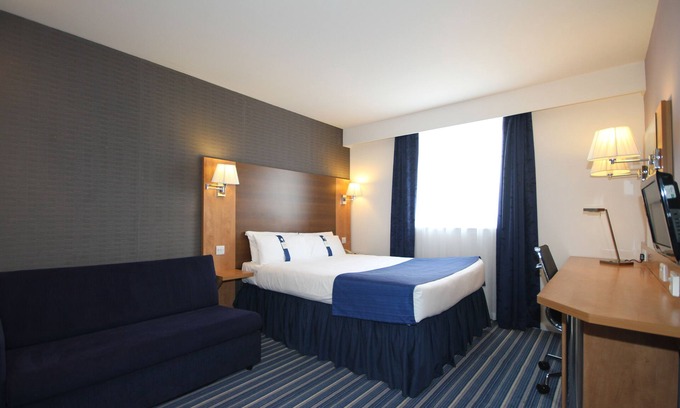 Nuneaton Hotel | Modern Holiday Inn Express Nuneaton with Family-Friendly Amenities
