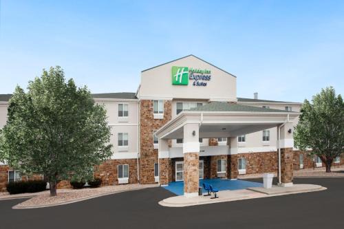 Pekin Hotel | Relax at Holiday Inn Express Pekin - Peoria Area Hotel