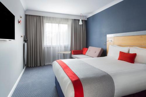 East Acton Hotel | Comfortable Stay at Holiday Inn Express Park Royal
