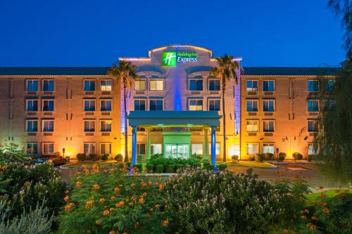 Peoria Hotel | Discover Holiday Inn Express Peoria North with Ocean Views