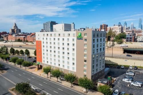 Old City Hotel | Convenient Holiday Inn Express at Penn's Landing with Breakfast