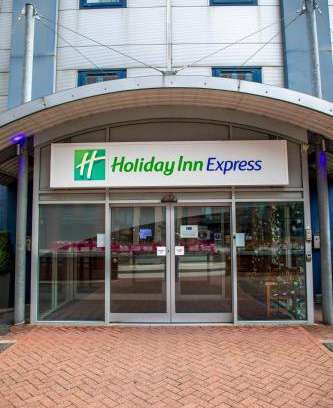 Canning Town South Hotel | Modern Comfort at Holiday Inn Express Royal Docks