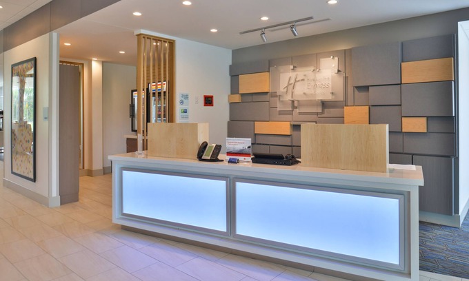 Carter Lake Hotel | Guest Favorite: Holiday Inn Express Omaha Airport with Pool