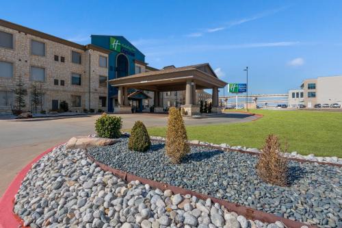 Quail Creek Hotel | Pet-Friendly Holiday Inn Express in Oklahoma City Northwest