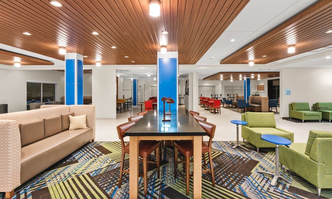 Fairfield Hotel | Family-Friendly Holiday Inn Express & Suites Suisun City