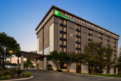 Crownhill Park Hotel | Comfortable Getaway at Holiday Inn Express San Antonio Airport