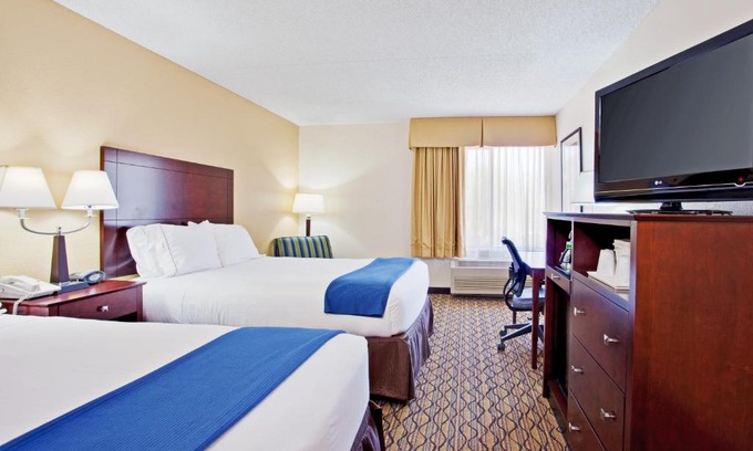 Central Scottsdale Hotel | Relax at Holiday Inn Express Scottsdale North, Pet-Friendly Oasis