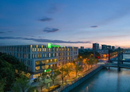 Minhang Hotel | Discover Holiday Inn Express Shanghai Pujiang - 4-Star Comfort