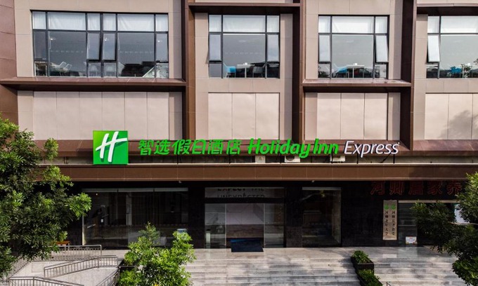 Longhu Qu Hotel | Conveniently Located Holiday Inn Express Shantou City Center