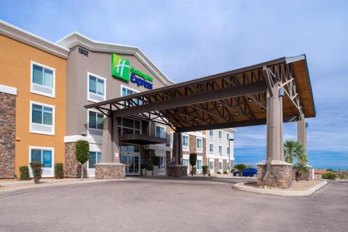 Sierra Vista Hotel | Pet-Friendly Holiday Inn Express Sierra Vista with Pool Access