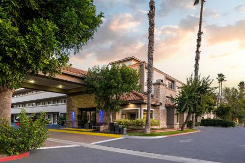 Simi Valley Hotel | Discover Holiday Inn Express Simi Valley with Pool & Breakfast