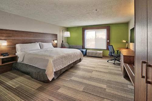 Polvadera Hotel | Relax at Holiday Inn Express Socorro with Pool & Breakfast