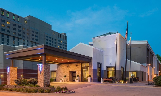Springfield Hotel | Convenient Holiday Inn Express Springfield with Great Amenities