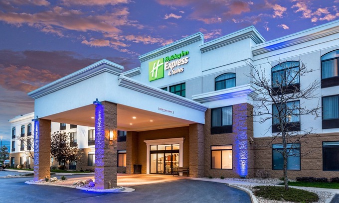 Cedar Falls Hotel | Modern Holiday Inn Express Cedar Falls - Waterloo Awaits You