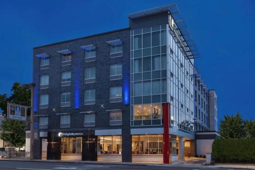 The Waterfront Hotel | Discover Holiday Inn Express & Suites Jersey City - Perfect for Families