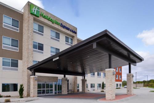 Lee's Summit Hotel | Ideal Stay at Holiday Inn Express & Suites - Lee's Summit