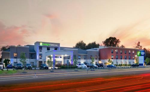 Williamstown Hotel | Stay at Holiday Inn Express & Suites - Williamstown, Glassboro