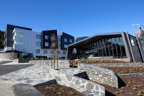 Queenstown City Centre Hotel | Relaxing Stay at Holiday Inn Express & Suites Queenstown