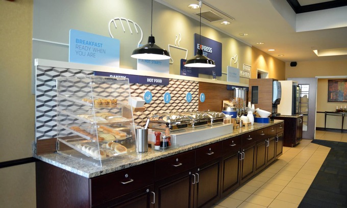 Austintown Hotel | Discover Holiday Inn Express & Suites Youngstown West