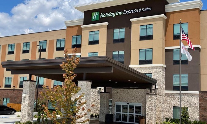 Fort Smith Hotel | Top-Rated Holiday Inn Express & Suites - Ft. Smith Airport