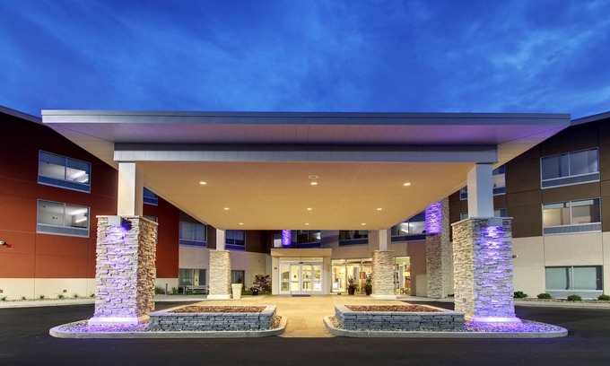 Galesburg Hotel | Premium Stay at Holiday Inn Express & Suites Galesburg