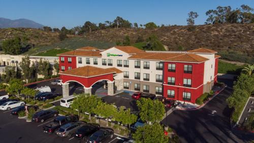 Lake Forest Hotel | Top-Rated Holiday Inn Express & Suites - Lake Forest Awaits