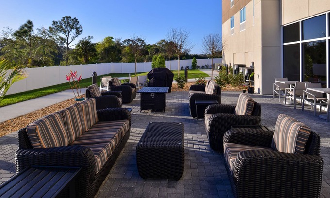 Melbourne Hotel | Top-Rated Holiday Inn Express & Suites with Pool and Spa